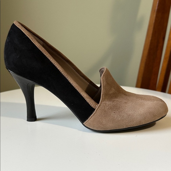 Franco Sarto Riva Suede 2 Toned Pump size 6.5 See Flaw - Picture 1 of 11